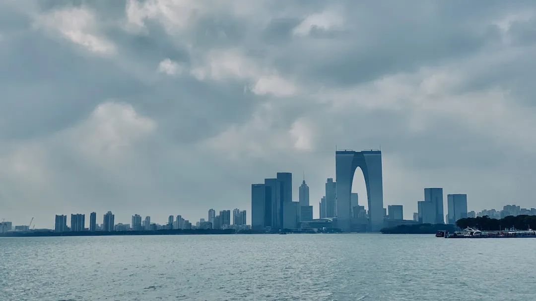 智能道闸与车牌识别系统在商业停车场中的选型方案