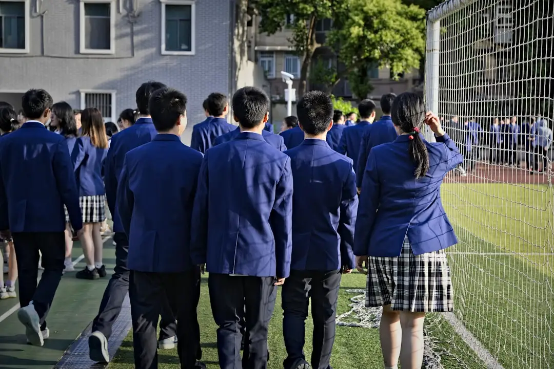 霆振服智能道闸与车牌识别系统在小区出入口的部署方案解析